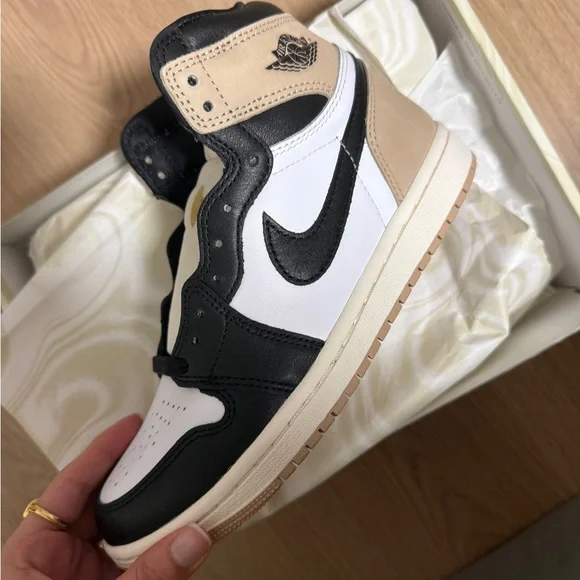 Nike Women’s Black and Tan Sneakers - Picture 5 of 6